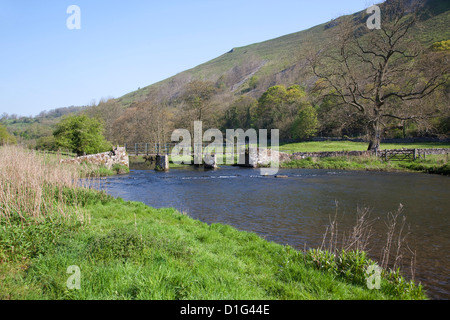 La passerelle et la rivière Wye, Dale Monsal, Derbyshire, Angleterre, Royaume-Uni, Europe Banque D'Images