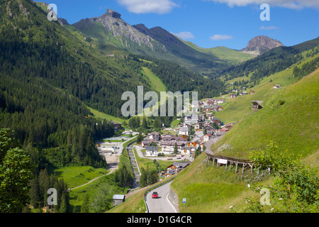 Vue sur la ville, Arabba, la province de Belluno, Trento, Dolomites, Italie, Europe Banque D'Images