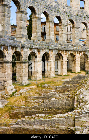 L'un des mieux préservés d''anciennes arènes (similaire à la célèbre Colisée de Rome) à Pula Banque D'Images