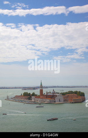 Vue de l'île de San Giorgio Maggiore à partir de la basilique San Marco de campanile, Venise, Vénétie, Italie, Europe Banque D'Images