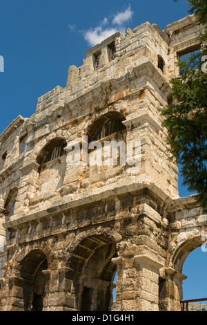 L'un des mieux préservés d''anciennes arènes (similaire à la célèbre Colisée de Rome) à Pula. L'entrée principale. Banque D'Images