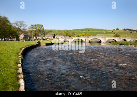 La rivière Wharfe à Tonbridge, Wharfedale, Yorkshire Dales, Yorkshire, Angleterre, Royaume-Uni, Europe Banque D'Images