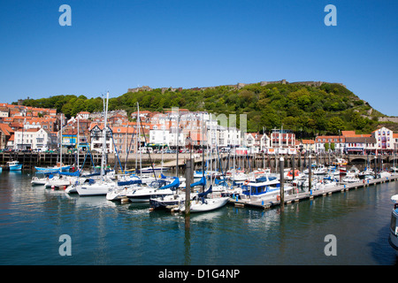 Bateaux dans le port et la colline du Château, Scarborough, North Yorkshire, Yorkshire, Angleterre, Royaume-Uni, Europe Banque D'Images