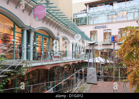 Boutiques mode et un café dans le jardin de la cour historique restauré de Hackesche Hofe dans l'ancien Berlin-est, Allemagne Banque D'Images