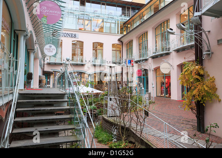 Magasins et boutiques à la mode dans la cour historique jardin de Hackesche Hofe dans l'ancien Berlin-est, Allemagne Banque D'Images