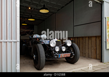 Alvis historique voiture dans garage Banque D'Images