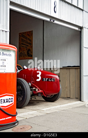 Voiture de course historique en garage avec pompe à essence Texaco à l'OGP Nürburgring 2011 Banque D'Images