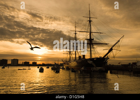 Coucher de soleil sur le disque et le HMS Warrior, Portsmouth, Hampshire, Angleterre, Royaume-Uni, Europe Banque D'Images