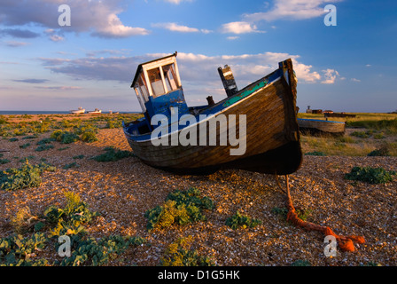 Bateau de pêche échoué sur la plage de galets, Dungeness, Kent, Angleterre, Royaume-Uni, Europe Banque D'Images