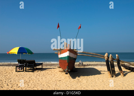 Bateau de pêche traditionnel sur la plage de Benaulim,, Goa, Inde, Asie Banque D'Images