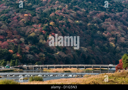 Vue sur le pont de passage de la rivière Katsura, en aval du Mont Arashiyama, en automne - Arashiyama, Kyoto, Japon Banque D'Images