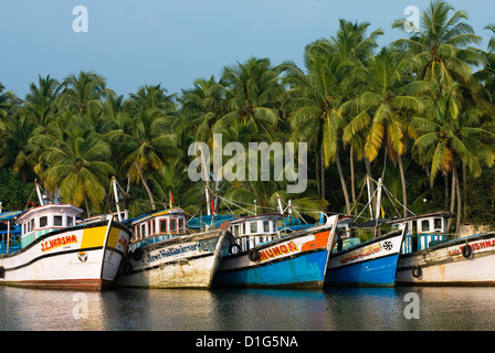 Les bateaux de pêche le long des marigots, près de Alappuzha (Alleppey), Kerala, Inde, Asie Banque D'Images