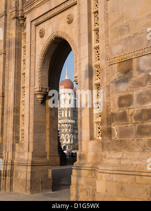 Hôtel Taj à travers la porte de l'Inde , Bombay Mumbai , MAHARASHTRA , INDE Banque D'Images