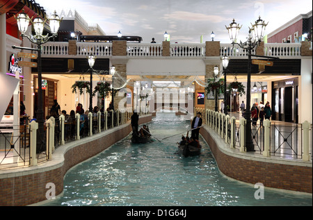 Canal et Gondola à l'intérieur de l'Villaggio Mall Shopping Center à Doha, Qatar Banque D'Images