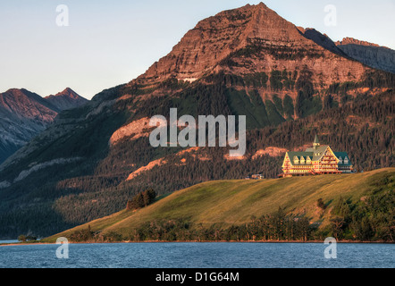 Prise au lever du soleil, comme le soleil du matin orange lite la montagne et l'hôtel. Banque D'Images