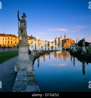 Prato della Valle et Santa Giustina, Padoue, Vénétie, Italie, Europe Banque D'Images