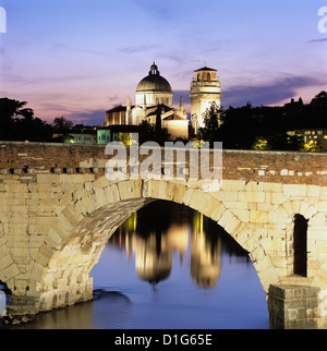 Ponte Pietra et la rivière Adige avec San Giorgio In Braida au crépuscule, Vérone, UNESCO World Heritage Site, Vénétie, Italie, Europe Banque D'Images