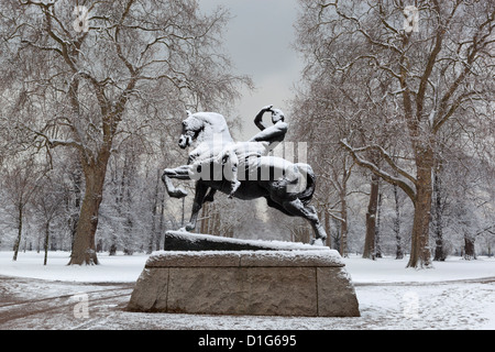 Statue de l'énergie physique en hiver, les jardins de Kensington, Londres, Angleterre, Royaume-Uni, Europe Banque D'Images