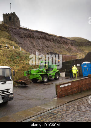 Les entrepreneurs qui travaillent rapidement pour stabiliser la pente raide au-dessous de l'église St Mary à Whitby. Forte pluie risque de provoquer un glissement de mettre en danger les maisons et fortune célèbre Kipper smokery dans Henrietta Street, à Whitby, North Yorkshire UK. Henrietta Street, à Whitby, North Yorkshire UK. Au-dessous de propriétés ont été évacués par mesure de précaution. © Peter Jordan NE / Alamy Live News Banque D'Images