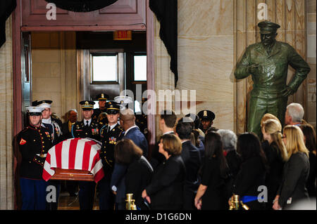 Le 20 décembre 2012 - Washington, District of Columbia, États-Unis - Une garde d'honneur militaire porte le cercueil de feu le sénateur Daniel Inouye (D-HI) dans la rotonde du Capitole des États-Unis et avant qu'un service public le jeudi. Inouye est décédé à l'âge de 88 ans le 18 décembre au Walter Reed National Military Medical Center de Bethesda, Md, Inouye, 88, un ancien combattant décoré de la Deuxième Guerre mondiale et le deuxième plus ancien au sénateur de l'histoire se situera dans la région jusqu'à vendredi, quand un service commémoratif aura lieu à la Cathédrale Nationale. (Crédit Image : ©/ZUMAPRESS.com) Marovich Pete Banque D'Images