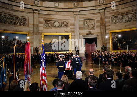 Le 20 décembre 2012 - Washington, District of Columbia, États-Unis - Une garde d'honneur militaire s'occupe du cercueil de feu le sénateur Daniel Inouye (D-HI) dans la rotonde du Capitole des États-Unis et avant qu'un service public le jeudi. Inouye est décédé à l'âge de 88 ans le 18 décembre au Walter Reed National Military Medical Center de Bethesda, Md, Inouye, 88, un ancien combattant décoré de la Deuxième Guerre mondiale et le deuxième plus ancien au sénateur de l'histoire se situera dans la région jusqu'à vendredi, quand un service commémoratif aura lieu à la Cathédrale Nationale. (Crédit Image : ©/ZUMAPRESS.com) Marovich Pete Banque D'Images