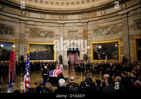 Le 20 décembre 2012 - Washington, District of Columbia, États-Unis - Une garde d'honneur militaire s'occupe du cercueil de feu le sénateur Daniel Inouye (D-HI) dans la rotonde du Capitole des États-Unis et avant qu'un service public le jeudi. Inouye est décédé à l'âge de 88 ans le 18 décembre au Walter Reed National Military Medical Center de Bethesda, Md, Inouye, 88, un ancien combattant décoré de la Deuxième Guerre mondiale et le deuxième plus ancien au sénateur de l'histoire se situera dans la région jusqu'à vendredi, quand un service commémoratif aura lieu à la Cathédrale Nationale. (Crédit Image : ©/ZUMAPRESS.com) Marovich Pete Banque D'Images