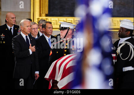 Le 20 décembre 2012 - Washington, District of Columbia, États-Unis - Le Vice-président Joe Biden et le président de la Chambre JOHN BOEHNER (R-OH) regardez sur comme une garde d'honneur militaire porte le cercueil de feu le sénateur Daniel Inouye (D-HI) dans la rotonde du Capitole des États-Unis et avant qu'un service public le jeudi. Inouye est décédé à l'âge de 88 ans le 18 décembre au Walter Reed National Military Medical Center de Bethesda, Md, Inouye, 88, un ancien combattant décoré de la Deuxième Guerre mondiale et le deuxième plus ancien au sénateur de l'histoire se situera dans la région jusqu'à vendredi, quand un service commémoratif aura lieu à l'échelle nationale C Banque D'Images