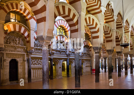 Salle de prière hypostyle de la Mezquita (la Grande Mosquée, la Cathédrale) à Cordoba, en Espagne. Banque D'Images