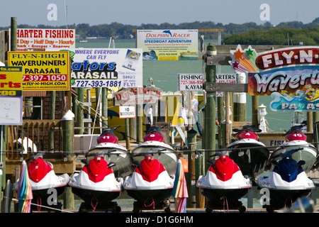 Locations de jet ski à Johns Pass Village situé près du quai à Madeira Beach, Floride, USA. Banque D'Images