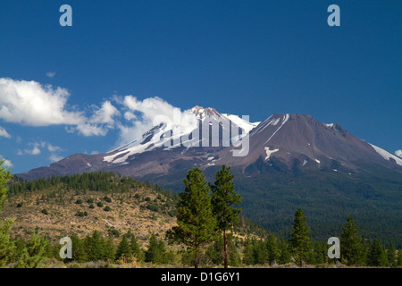 Le mont Shasta côté face au nord situé dans le comté de Siskiyou, Californie, USA. Banque D'Images