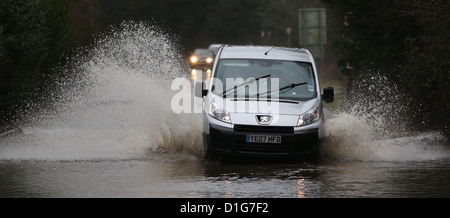 Négocier les véhicules des routes inondées près de Henfield dans West Sussex après une pluie torrentielle. Photo par James Boardman Banque D'Images