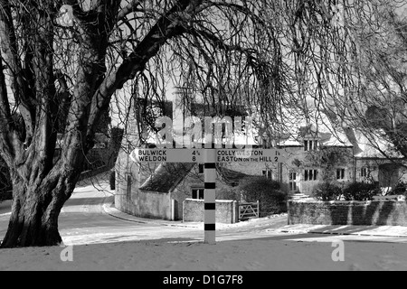 Image panoramique en noir et blanc, scène d'hiver plus Duddington, village du comté de Northamptonshire, Angleterre, Grande-Bretagne, Royaume-Uni Banque D'Images