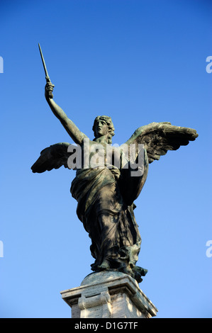 Italie, Rome, statue d'ange sur le Ponte Vittorio Emanuele II, statua della vittoria alata, victoire ailée Banque D'Images