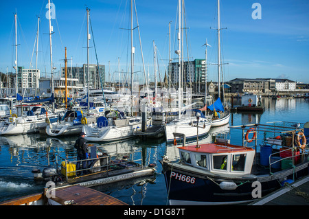 Des yachts amarrés lors d'une journée ensoleillée d'hiver dans le port de Sutton, au Barbican, Plymouth, Devon. ROYAUME-UNI Banque D'Images