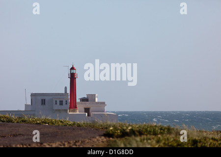 La tour rouge du phare de Cabo Raso à 8 km de Cascais, Portugal Banque D'Images