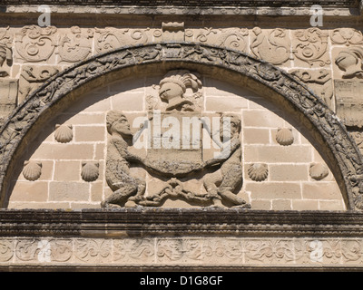 Ubeda Andalousie en Espagne est un site du patrimoine mondial de l'UNESCO avec les palais de la renaissance et les églises, armoiries sur façade de maison Banque D'Images