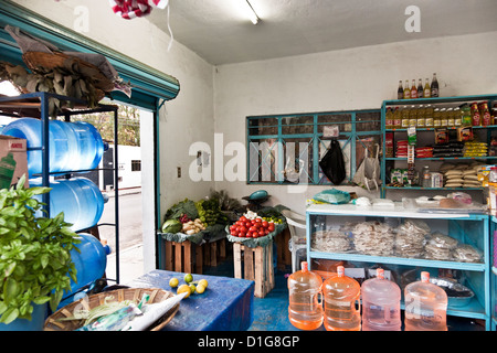 Intérieur lumineux charme immaculé corner bodega la vente de légumes frais et de l'eau Mexique Oaxaca agrafes d'épicerie Banque D'Images