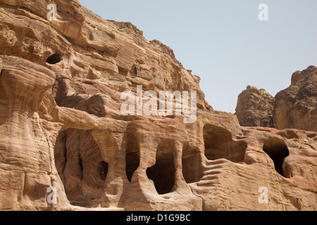 Habitations creusées dans les rochers, Petra, Jordanie. Banque D'Images