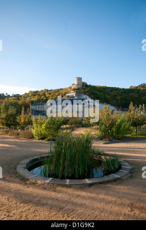 Le Potager du Château de La Roche-Guyon dans le Val d'Oise, avec le Chateau et le Donjon en arrière-plan Banque D'Images