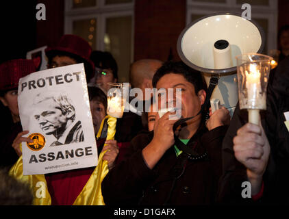 Londres, Royaume-Uni. 20 décembre 2012 Julian Assange partisans réunis devant l'ambassade d'Equateur l'entendre faire un discours. Banque D'Images