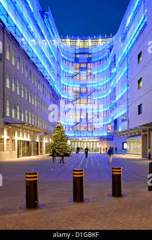 BBC Broadcasting House arbre de Noël et lumières la nuit avec éclairage extérieur bleu où certaines émissions de radio-télévision sont faites Londres Angleterre Royaume-Uni Banque D'Images