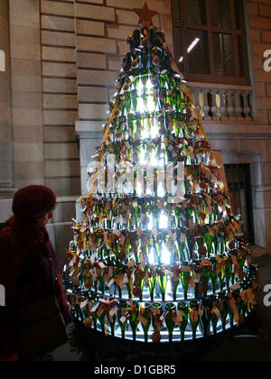 Jeudi 20 Décembre, 2012. Arbre de Noël avec des bouteilles de champagne et des bouchons dans la porte du Palau Robert de Barcelone. Il s'agit de l'arbre et qui souhaitent laisser un message les passants avec un bouchon de liège, c'est aussi une campagne pour promouvoir les bouchons contre plastique. Banque D'Images