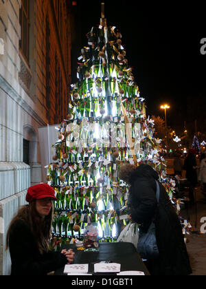 Jeudi 20 Décembre, 2012. Arbre de Noël avec des bouteilles de champagne et des bouchons dans la porte du Palau Robert de Barcelone. Il s'agit de l'arbre et qui souhaitent laisser un message les passants avec un bouchon de liège, c'est aussi une campagne pour promouvoir les bouchons contre plastique. Banque D'Images