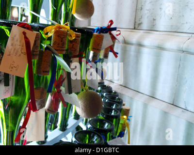 Jeudi 20 Décembre, 2012. Arbre de Noël avec des bouteilles de champagne et des bouchons dans la porte du Palau Robert de Barcelone. Il s'agit de l'arbre et qui souhaitent laisser un message les passants avec un bouchon de liège, c'est aussi une campagne pour promouvoir les bouchons contre plastique. Banque D'Images