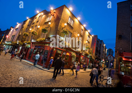 Vue horizontale de la pub dans le Temple Bar Temple Bar ou un quartier de Barra Teampaill de Dublin la nuit. Banque D'Images