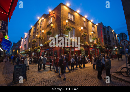 Vue horizontale de la pub dans le Temple Bar Temple Bar ou un quartier de Barra Teampaill de Dublin la nuit. Banque D'Images