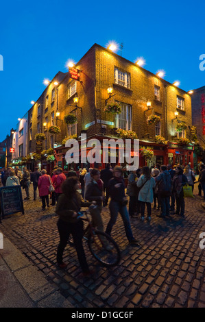 Vue verticale du Temple Bar pub dans le Temple Bar ou un quartier de Barra Teampaill de Dublin la nuit. Banque D'Images