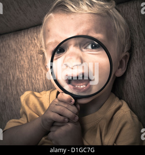 Close up of scary horror enfant garçon visage. Banque D'Images