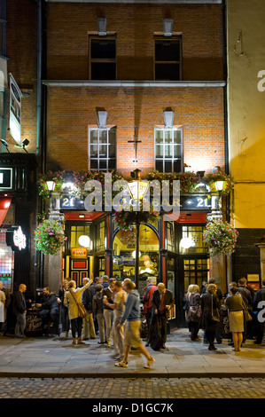 Vue verticale de l'animation à l'extérieur du palais Bar pendant la nuit, dans le quartier de Temple Bar de Dublin. Banque D'Images