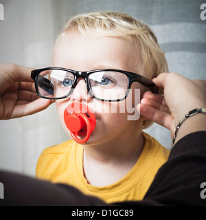 Close up of cute toddler enfant garçon portant des lunettes. Banque D'Images